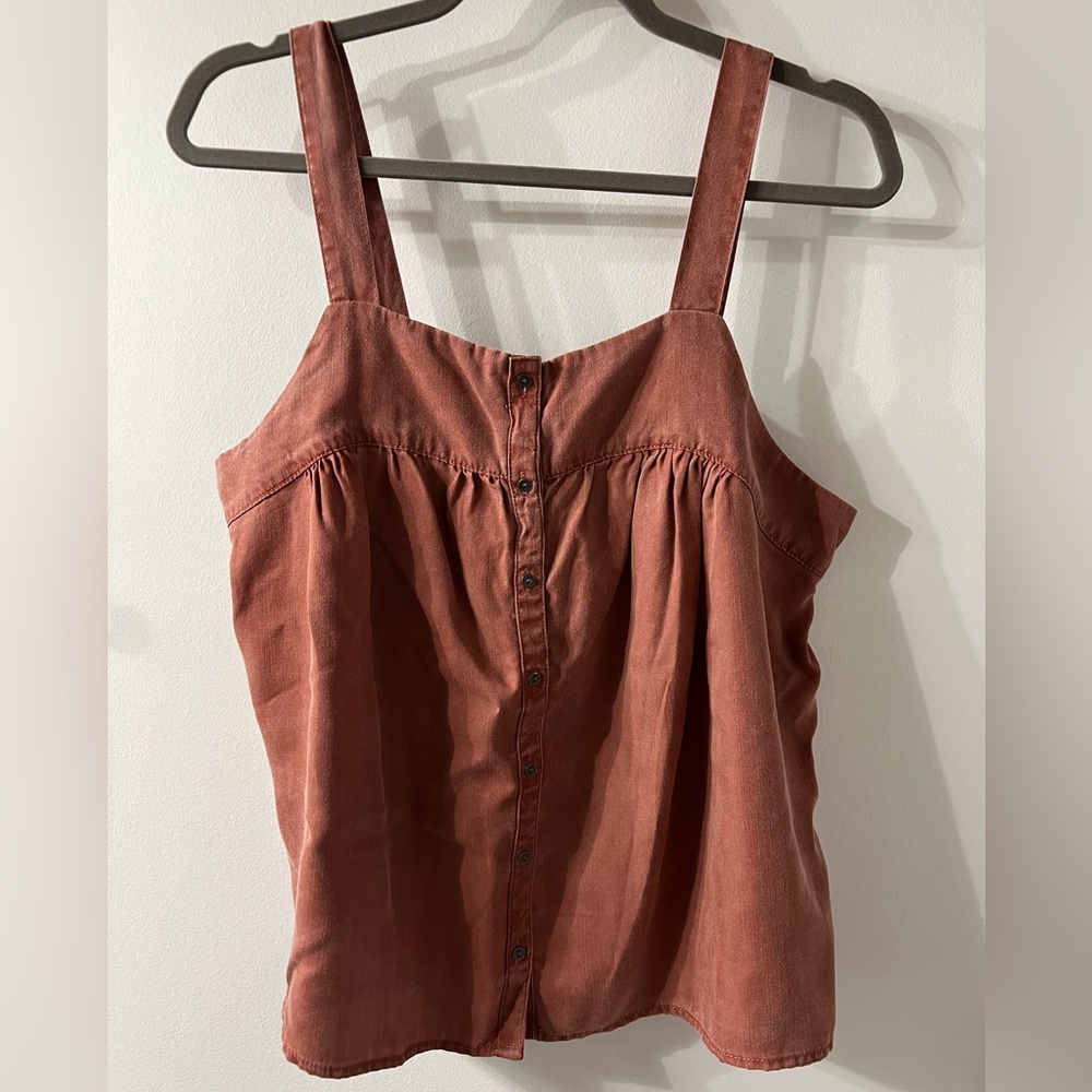Old Navy Smocked Top. Adjustable straps, functional buttons. Large. Rust color.